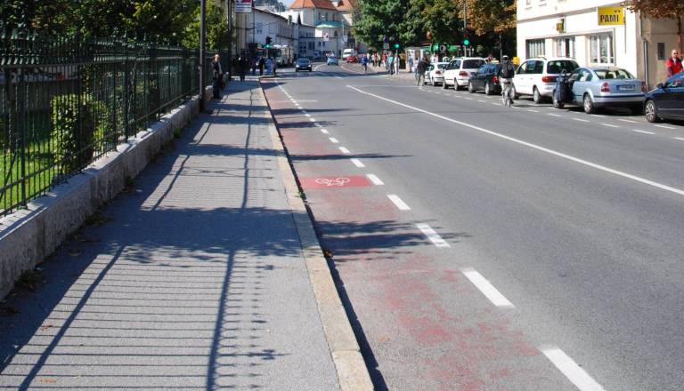 Kaj se dogaja na Zaloški? Izredni obvoz linij 24 in 25 zaradi 'nepredvidenega dogodka' v Ljubljani!