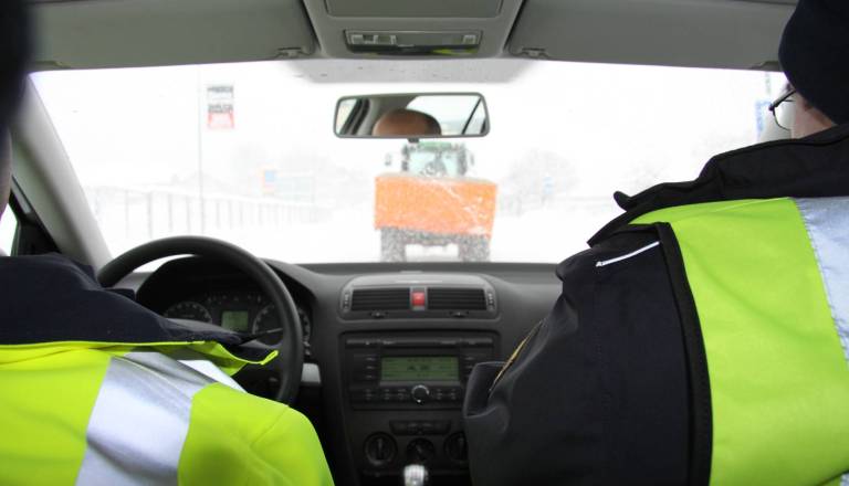 Policisti zunaj naselja ustavili voznika, ki je omejitev prekoračil za kar 63 kilometrov na uro