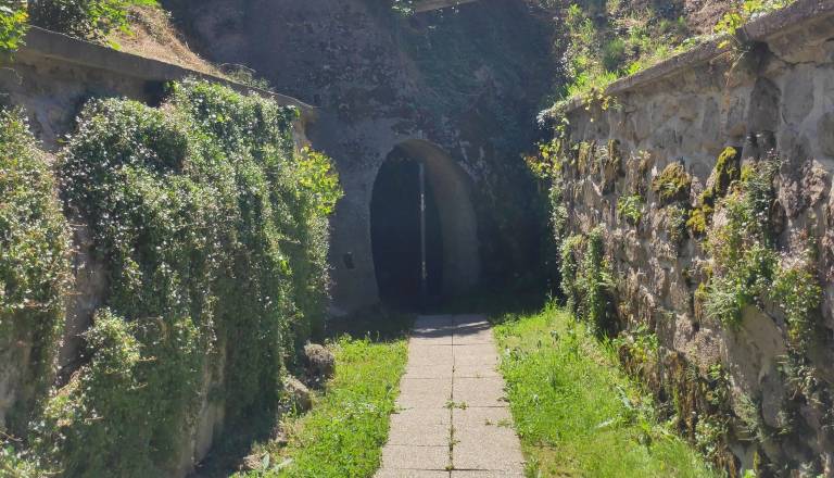 Poskus vloma v rov pod gradom