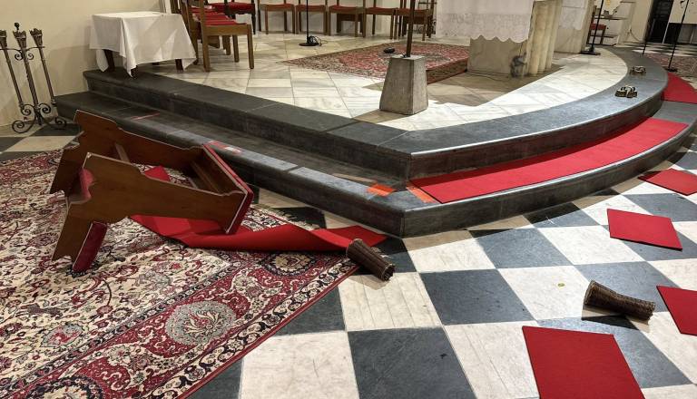 Cerkev tarča vandalov: Razbili klopi in uničili otroške izdelke, klavir polili z blagoslovljeno vodo