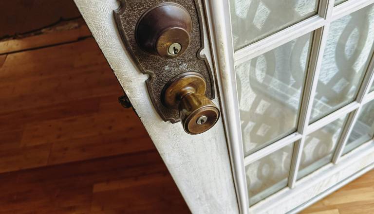 Nepridipravi vlomili v pisarno gradbišča, vlomilci odtujili tudi delovna stroja in zlatnino