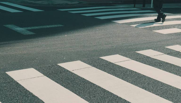 Voznik na prehodu zbil peško, ta huje poškodovana