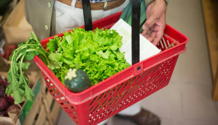 Po najdbi žabe v solati iz trgovine v Kranju smo izvedeli, da so v isti trgovini v solati zaznali tudi gosenico