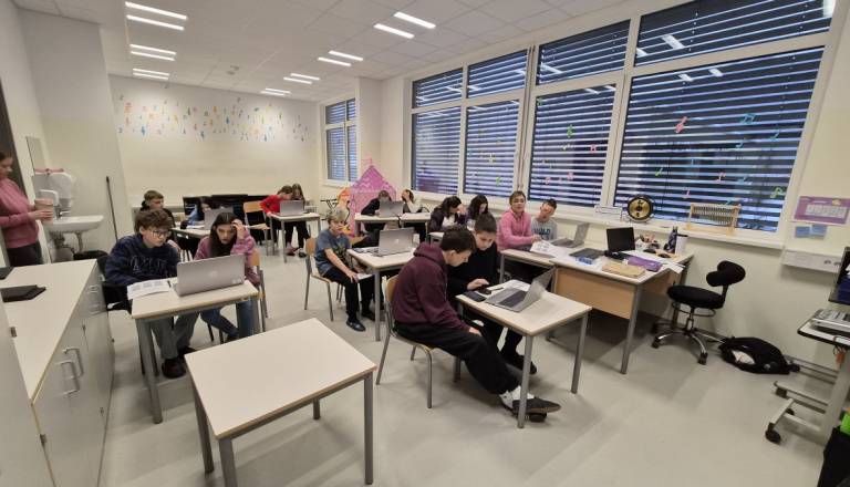 VIDEO: To je resničnost škofjeloške šole s prilagojenim programom: Učitelji prevzemajo vlogo zdravstvenikov