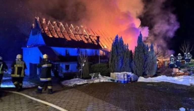 Ogenj na Štajerskem uničil hišo in gospodarsko poslopje, družina čez noč ostala brez doma