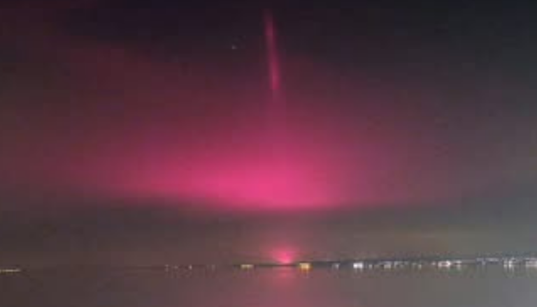 Nad Blatnim jezerom zažarel skrivnosten svetlobni steber