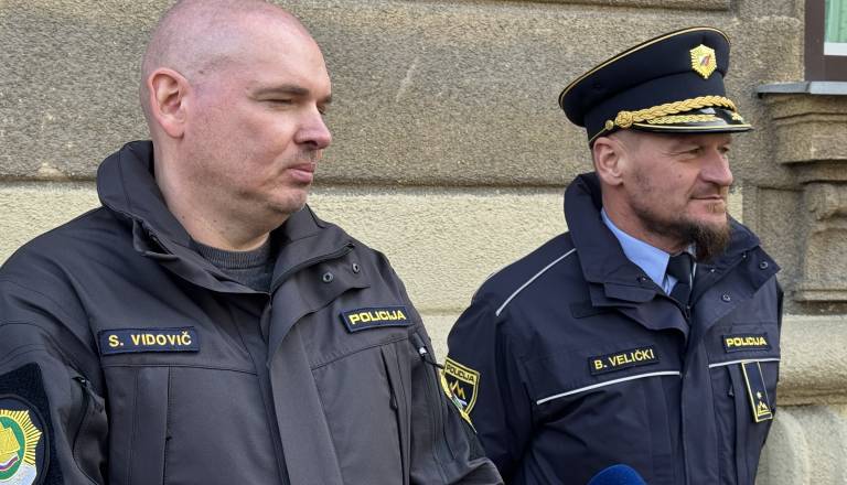 Bančnik podjetnikom z lažnimi podatki pomagal do kreditov, med preiskavo našli denar in zlato v vrednosti pol milijona