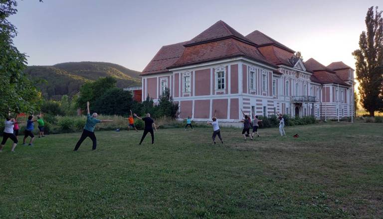 Pomladni vdih za boljše počutje, s toplejšim vremenom se v Maribor vrača brezplačna vadba Dihamo z naravo