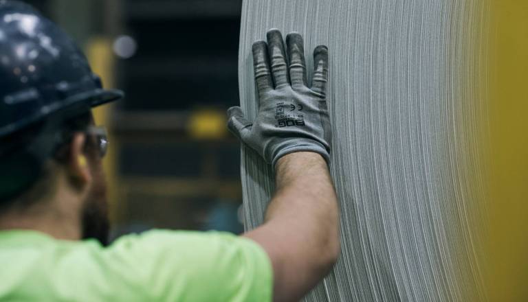 V podjetju na Štajerskem prišlo do delovne nesreče: Na zaposlenega padli predmeti in ga huje poškodovali