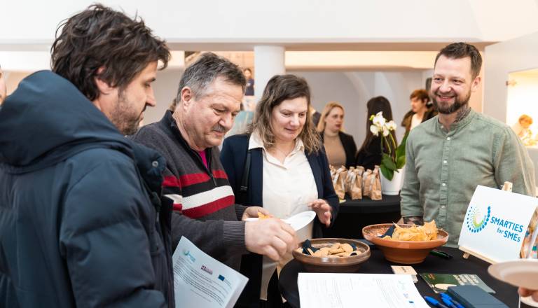 V Murski Soboti presenetili, obiskovalci so pogumno poskusili piškote iz žuželk
