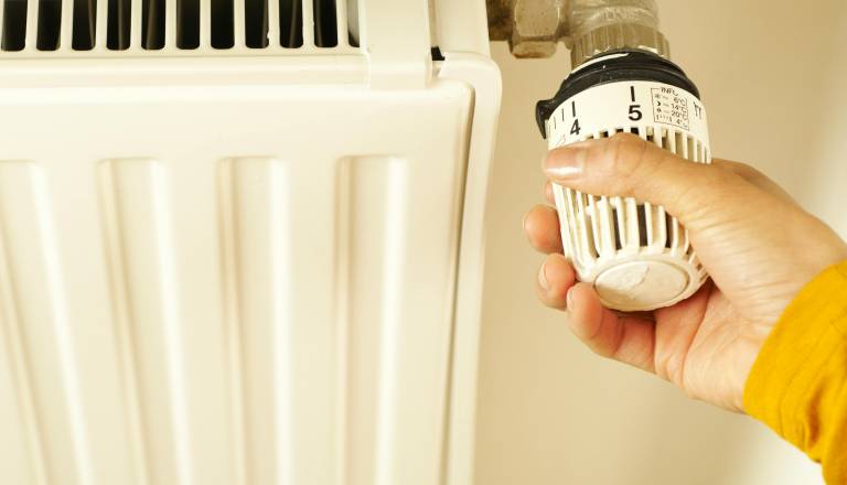 Vas dušijo računi? Tako lahko z nekaj triki prihranite že ta mesec