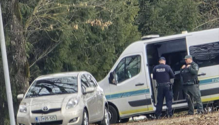 FOTO: FURS v Kočevju znova nad dolžnike, ujeli smo zaseg BMW-ja