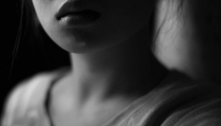 25 let zapora za moškega, ki je leta zlorabljal hčerko in pastorke