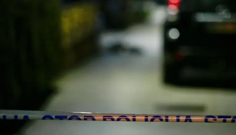 41-letnik med sporom streljal proti moškemu, ki je bil pri njem na obisku