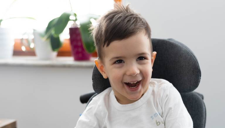 Vsaka minuta šteje: 3-letni Aleks potrebuje 600 tisoč evrov za gensko zdravilo, ki mu lahko spremeni življenje