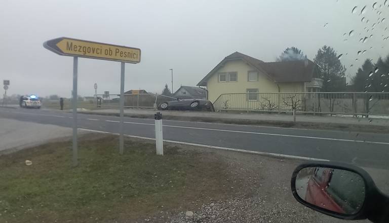 Vozilo zapeljalo v ograjo kolesarske steze in končalo na boku