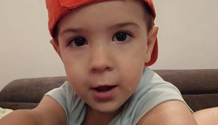 Ima tri leta in redko bolezen: Aleks iz Kranja potrebuje našo pomoč čim prej