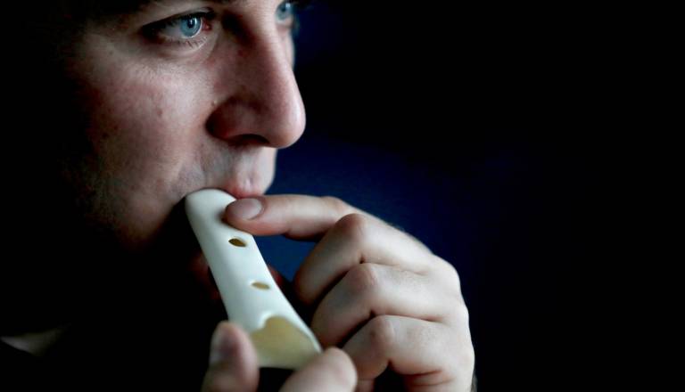 VIDEO: Zaigrali so prazgodovinske melodije neandertalcev – avtorji razstave o piščali oživili 60.000 let star zvok