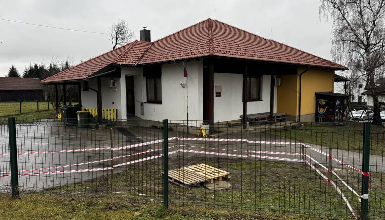 FOTO in VIDEO: Čez noč nastala ogromna luknja pri pomurskem vrtcu: »Tu se otroci vsakodnevno igrajo«