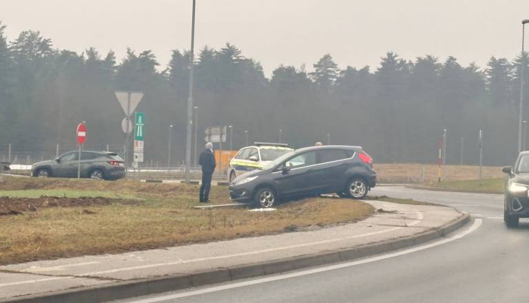 FOTO in VIDEO: Vozniki, previdno! Prometna nesreča v krožišču na Hajdini