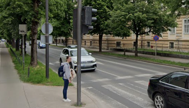 Na Roški vozniki vozijo skozi rdečo, otroci že na prehodu
