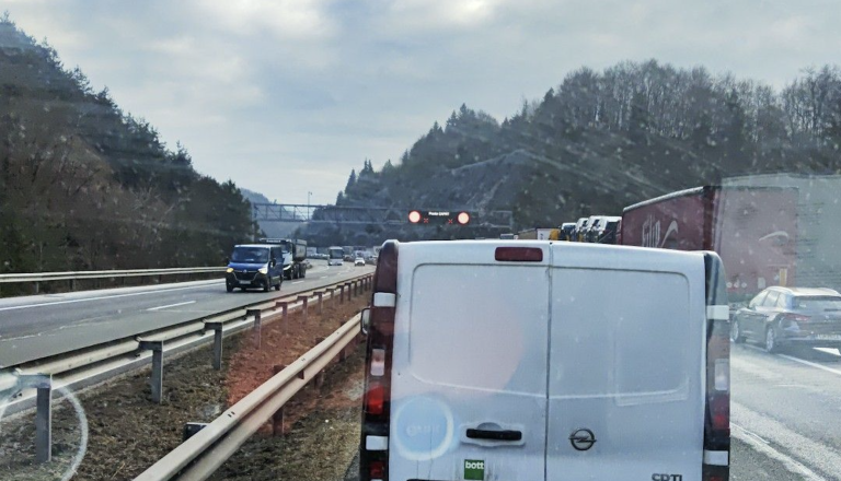 Pozor! Počilo na dolenjski avtocesti, zaprt je vozni pas, zastoj vse do Ljubljane