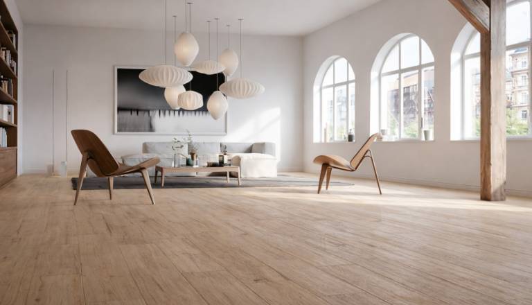 Keramične ploščice z izgledom lesa – ali so res pametnejša izbira od lesa, vinila in laminata?