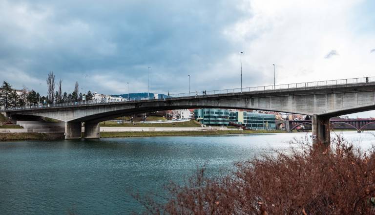 Kaj mesec dni po napadu na otroka s solzivcem na Titovem mostu pravi policija