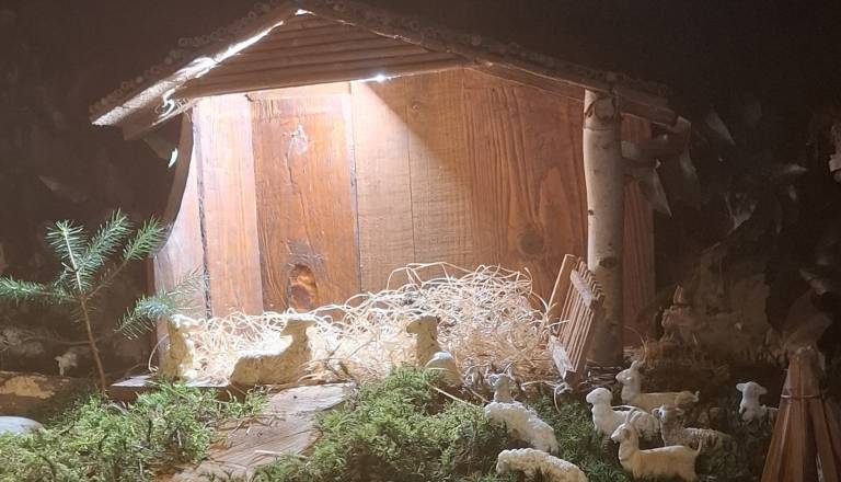Neprijeten dogodek v Božični vasi Banovci: iz jaslic izginile figure