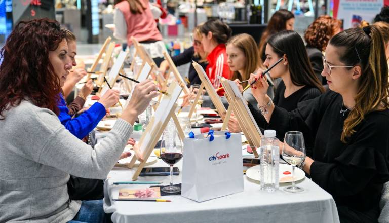 V Cityparku na razprodanem dogodku Art & Wine združili likovno ustvarjanje z vinsko kulturo