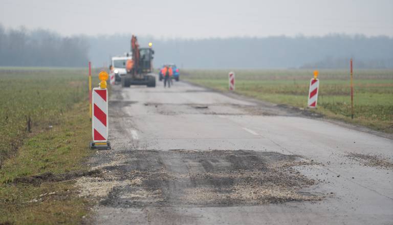 FOTO in VIDEO: »Polaničeva cesta« skoraj v celoti razpadla, župan Anželj o možnosti popolne zapore