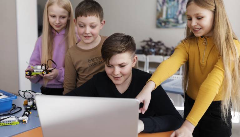 Prihodnost šol pod drobnogledom: V Državnem svetu posvet o umetni inteligenci v izobraževanju