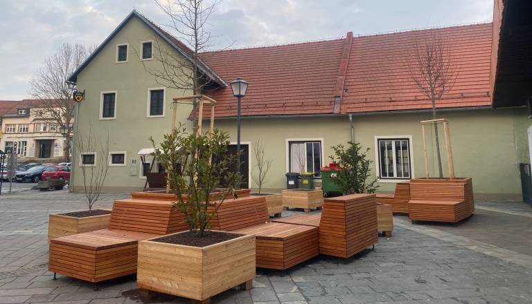 FOTO: Novi urbani kotiček na Novem trgu prinaša več zelenja in prostora za druženje