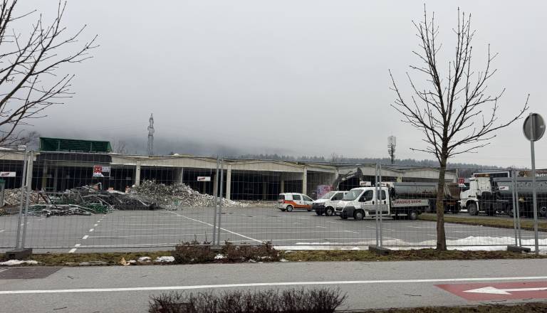 Priljubljena trgovina zaprta zaradi prenove. Kaj bo z zaposlenimi? Imamo odziv Tuša