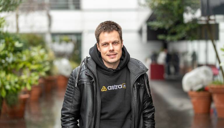 Od brezplačne pomoči dijakom do milijonskega AI-posla: Kako je uspel Andrej P. Škraba