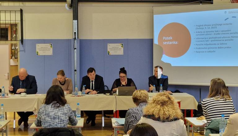 Minister z ravnatelji dolenjskih osnovnih šol o romskih učencih