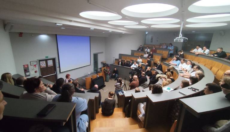 FOTO in VIDEO: Na Onkološkem inštitutu odprli nov oddelek, ki bolnikom z rakom lahko reši življenje tudi brez skalpela