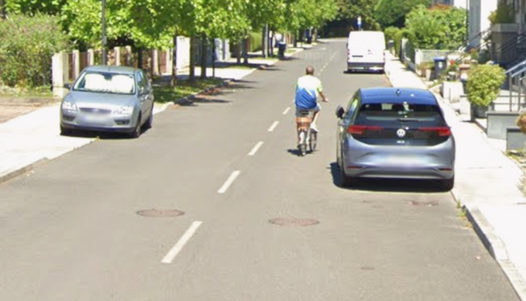 Občani opozarjajo na neprevozno ulico, redarstvo pravi, da parkiranje je dovoljeno