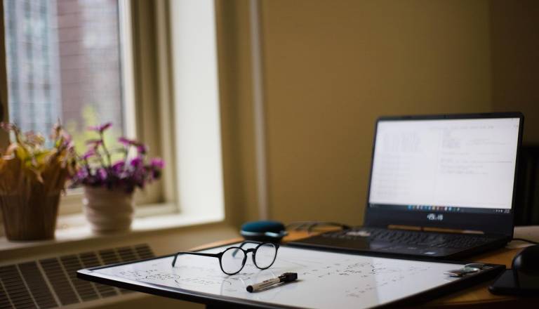 Bodo učitelje zamenjali algoritmi? V državnem svetu razprava o umetni inteligenci v šolah