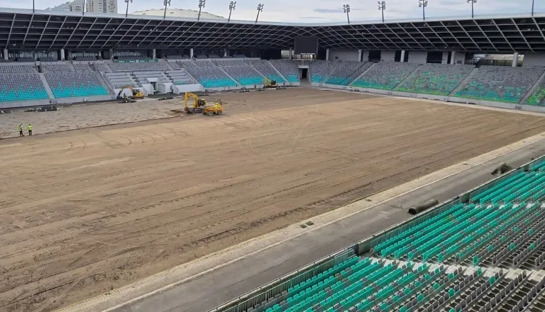 Pol leta po 18-milijonski prenovi: Stožice znova razkopali zaradi težav z zelenico