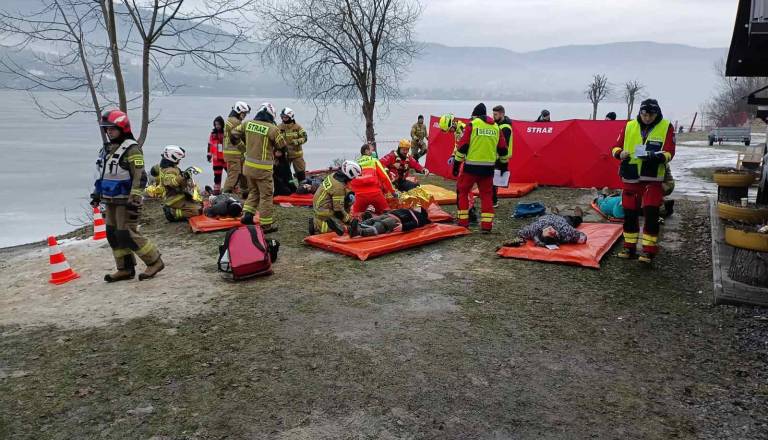FOTO: Scenariji, ki jemljejo dih: Ljubljanska reševalca blestela ob simulaciji letalske nesreče in reševanju dojenčka
