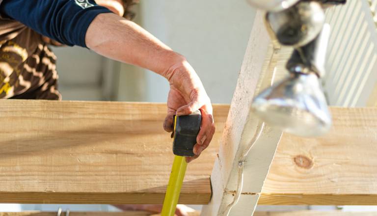 Aktualne zaposlitve v Pomurju: Iščejo gradbenega delavca, cvetličarko in socialnega delavca