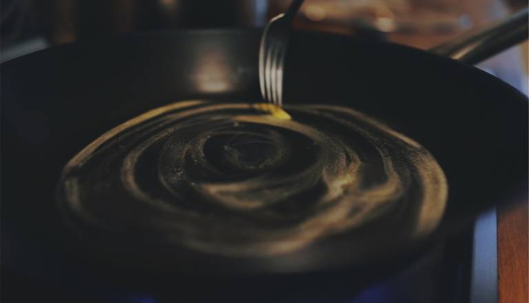 S temi naravnimi triki lahko vaše stare ponve spet zasijejo