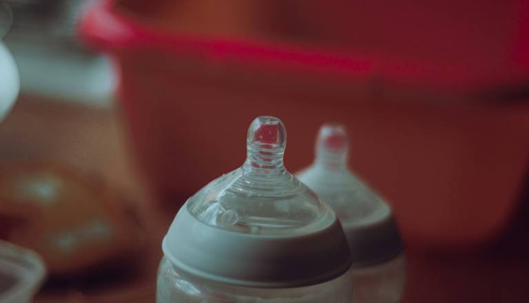 Strokovnjaki svarijo pred tveganjem: Te mlečne formule so lahko nevarne za dojenčke