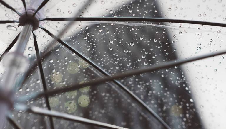 Dežniki ostajajo obvezna oprema, kje se bodo razveselili vsaj malo sonca?