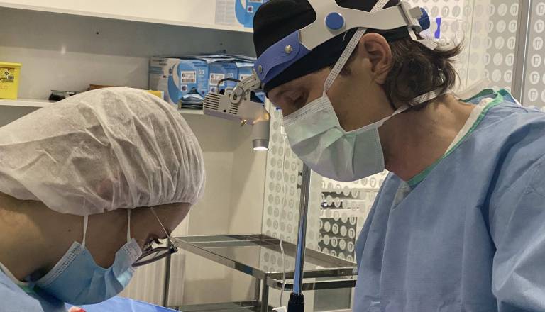 Lepotni kirurg o najpogostejših posegih in kako pogosto si ženske povečajo prsi