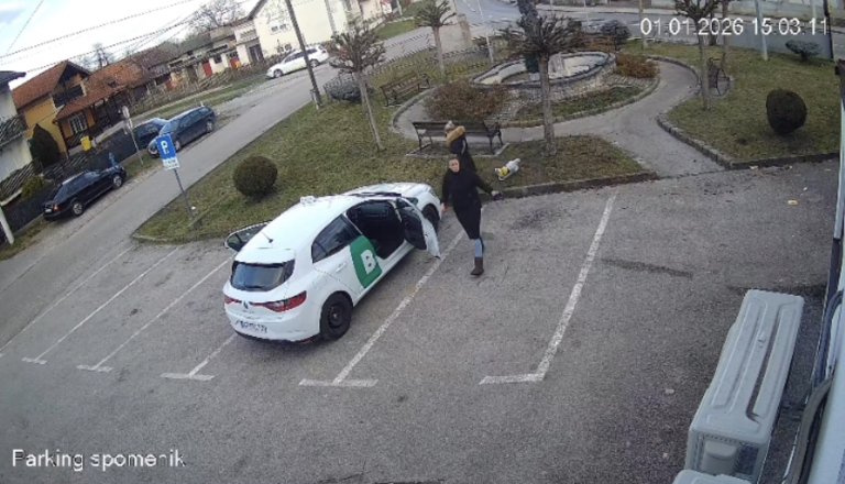 VIDEO: Kamere ujele ženski, ki sta v okolici Zagreba odvrgli pasje mladičke