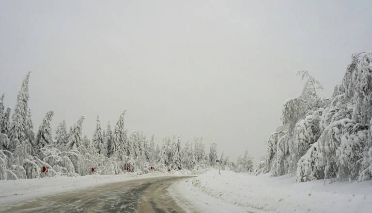 Ponekod po državi sneži, sneg pa ovira promet