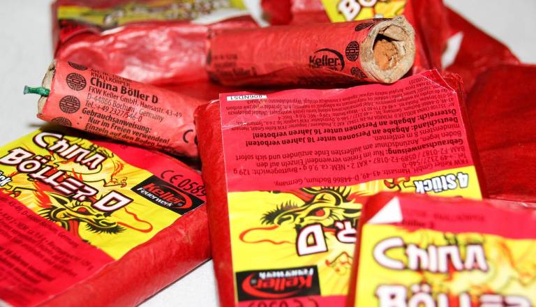 Pirotehnika na Dolenjskem: policisti obravnavali poškodbe in kršitve, celo pri otrocih in v bližinah šol