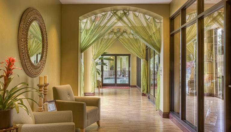 Preplezal ograjo, razbijal vrata hotela in končal pri bazenu